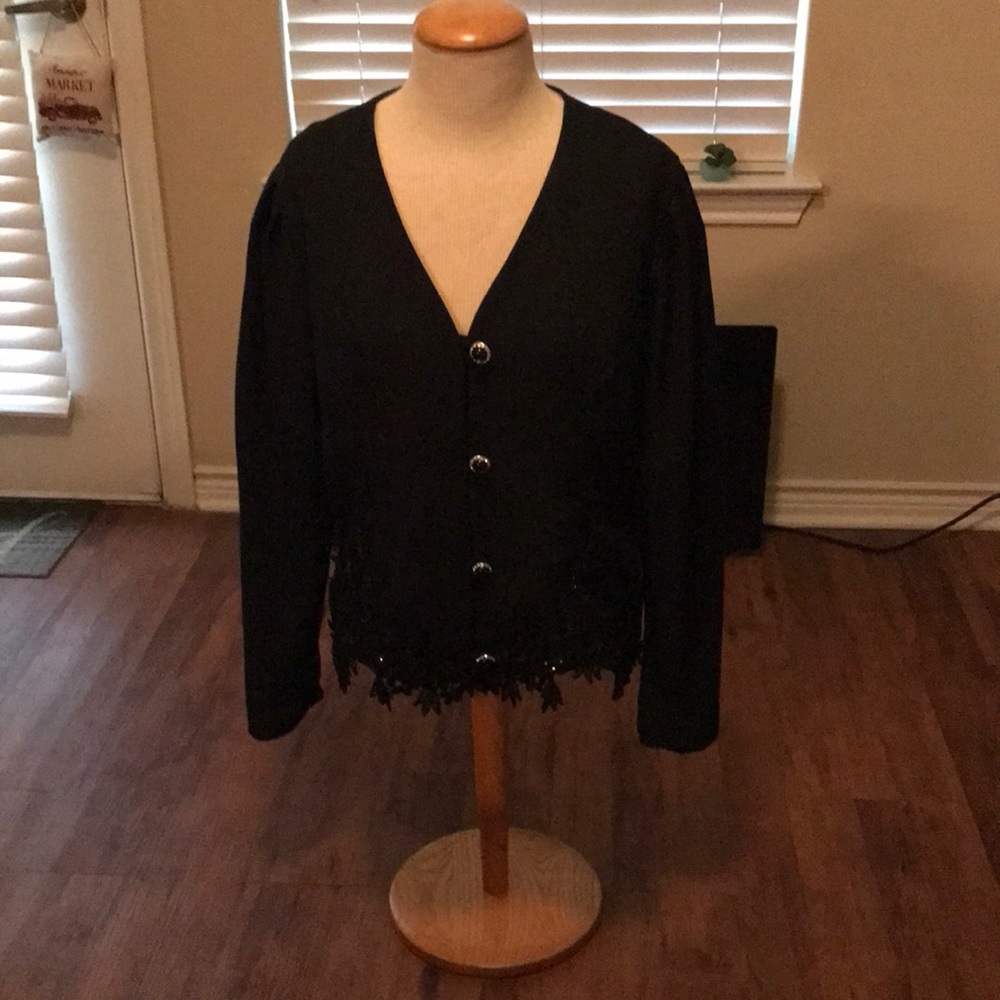 Really cute women’s crop blazer! 🌹